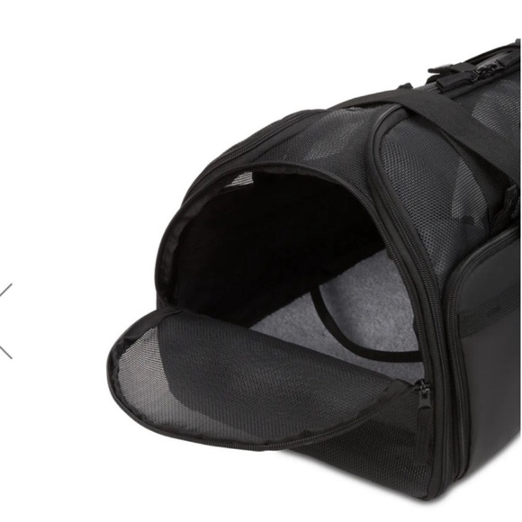 Swissgear 3321 Getaway Premium Travel Pet Carrier in Black (up to 20 pounds) - Picture 9 of 16